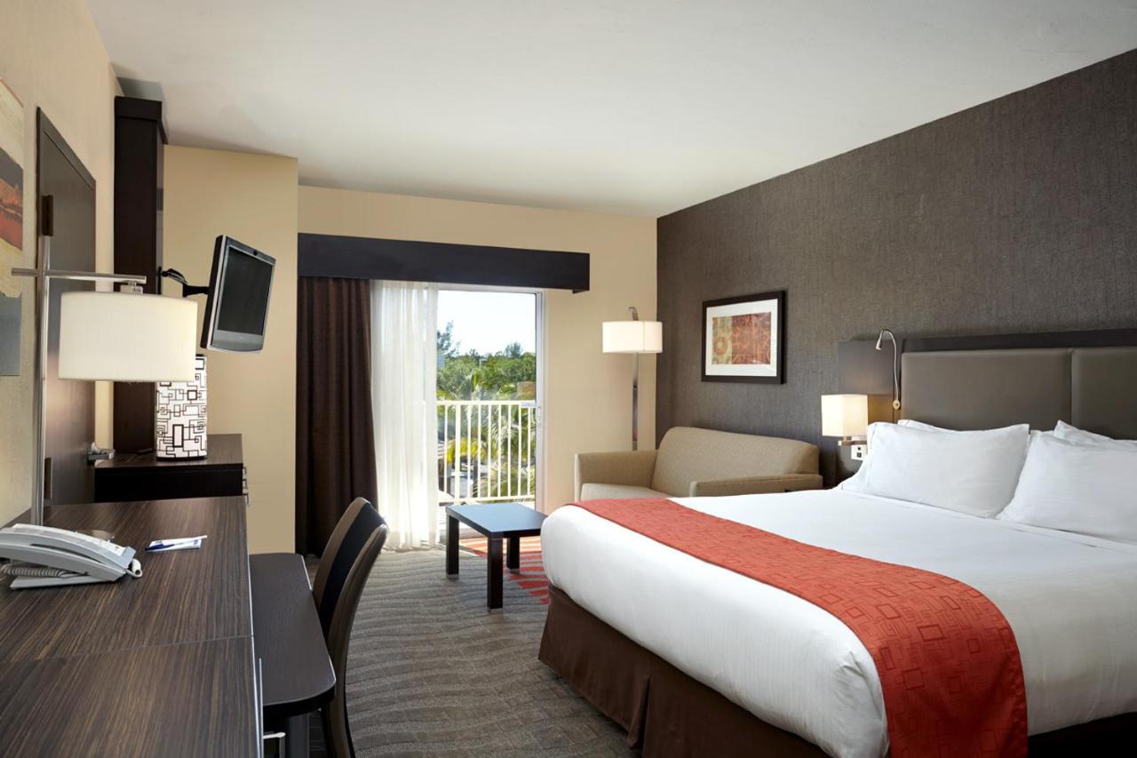 Holiday Inn Express & Suites Naples Downtown - 5Th Avenue By Ihg Luaran gambar